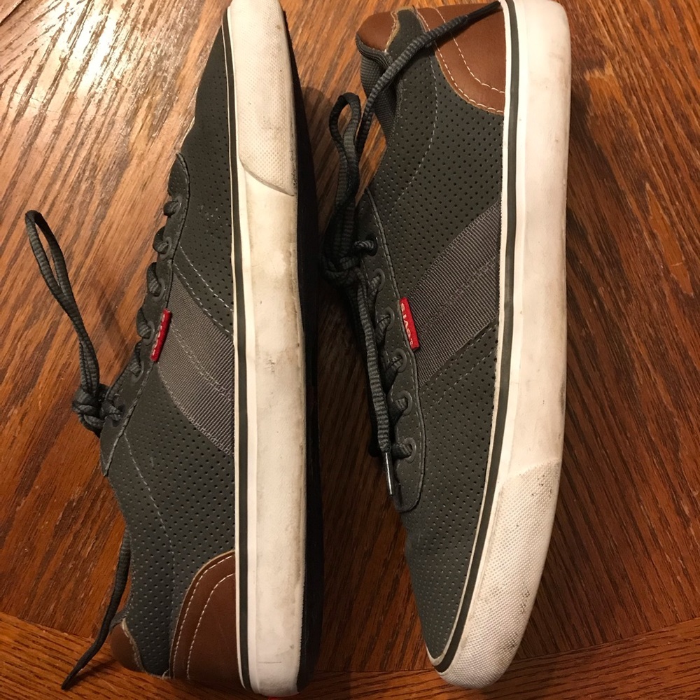 Comfortable Classic Levi’s Grey Lace Up Sneakers! - Picture 10 of 16